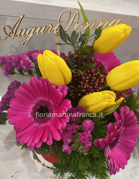 Composizione Festa della Donna con tulipani, gerbere, mimosa.
