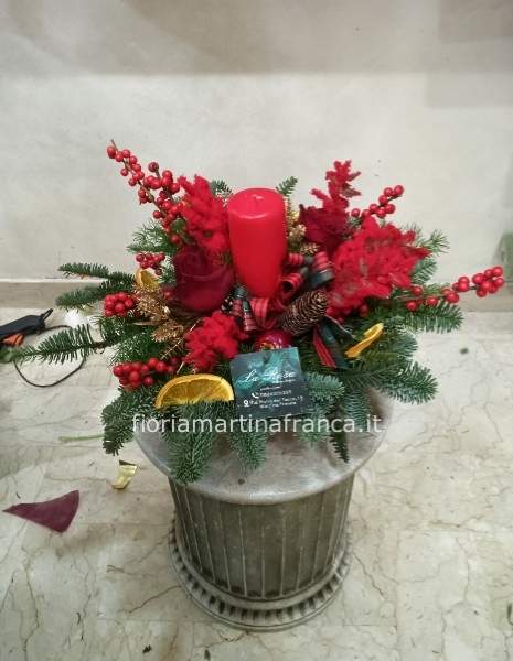 Composizione natalizia colore rosso con candela, altezza cm 30 circa, con cestino