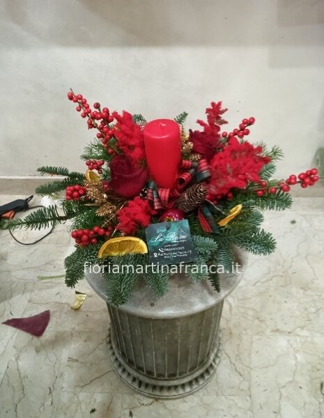 Composizione natalizia colore rosso con candela, altezza cm 30 circa, con cestino