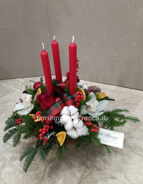 Composizione centrotavola natalizia con 3 candele, rosso/bianco