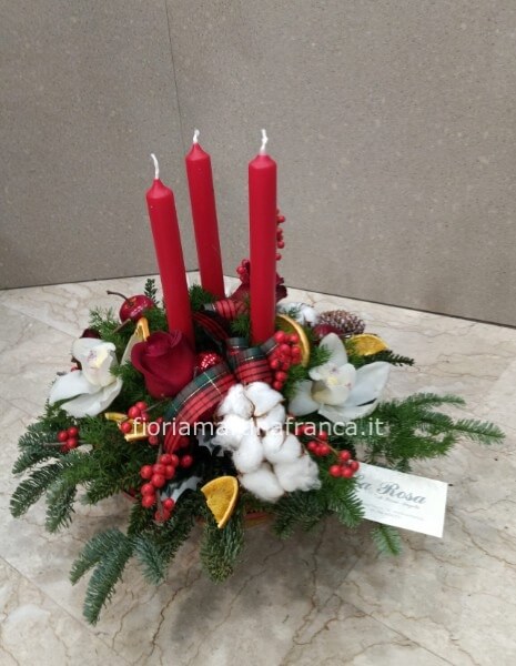 Composizione centrotavola natalizia con 3 candele, rosso/bianco