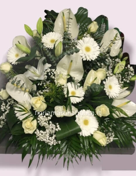 Composizione funebre con anthurium, rose e gerbere, colore di circostanza.
