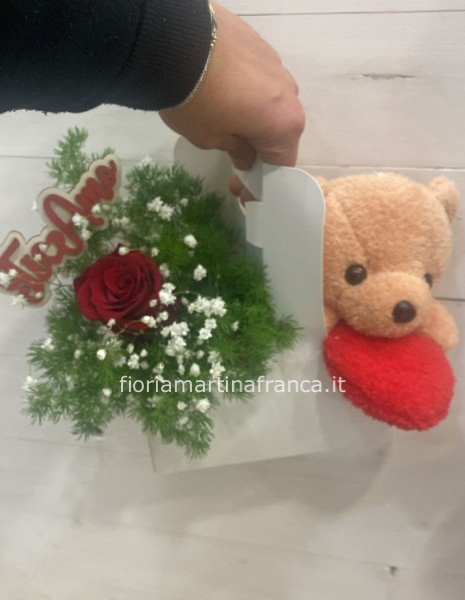 Composizione rosa e orsacchiotto in scatola, come foto